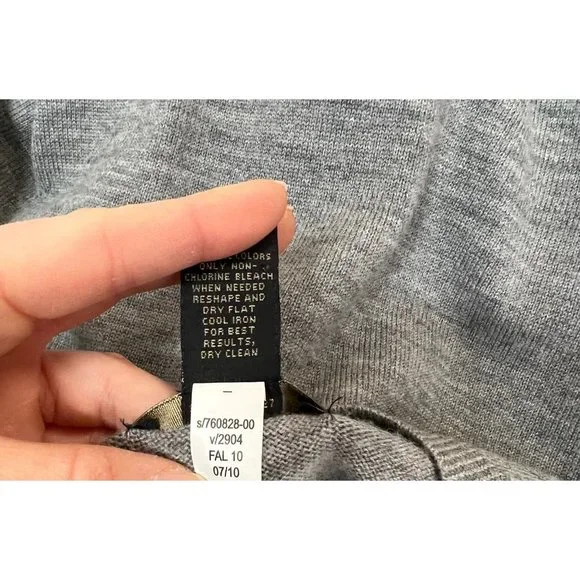 Banana Republic Merino Wool Men’s V-Neck Sweater Size Large Gray and Black - Picture 6 of 8